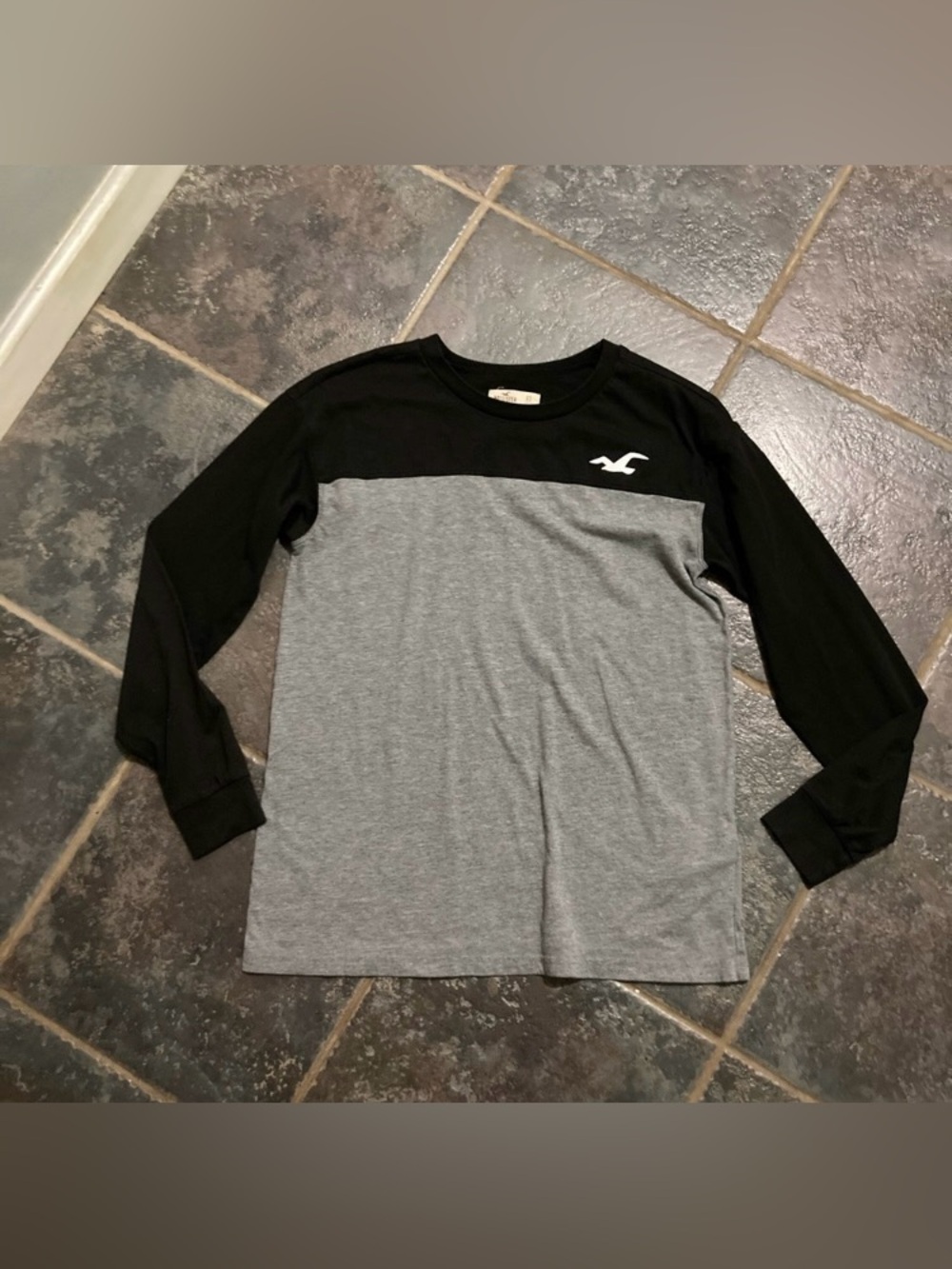 Hollister Colorblock Long Sleeve Tee in Black & Gray Men’s Size XS